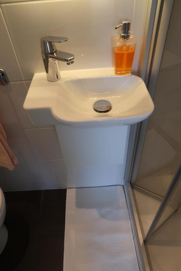 17 - Coeur Batignolles - Beau 10 M2 -110 Sqf - Etat Neuf - Calme - Ideal Personne - Single Occupancy Appartement Parijs