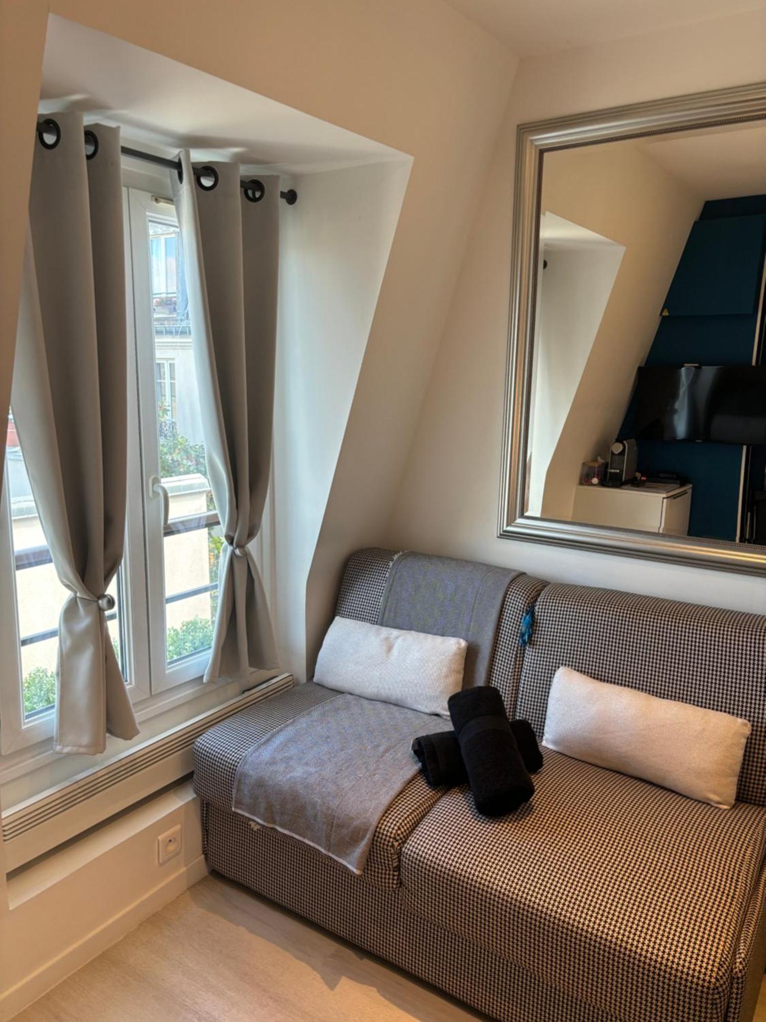 17 - Coeur Batignolles - Beau 10 M2 -110 Sqf - Etat Neuf - Calme - Ideal Personne - Single Occupancy Appartement