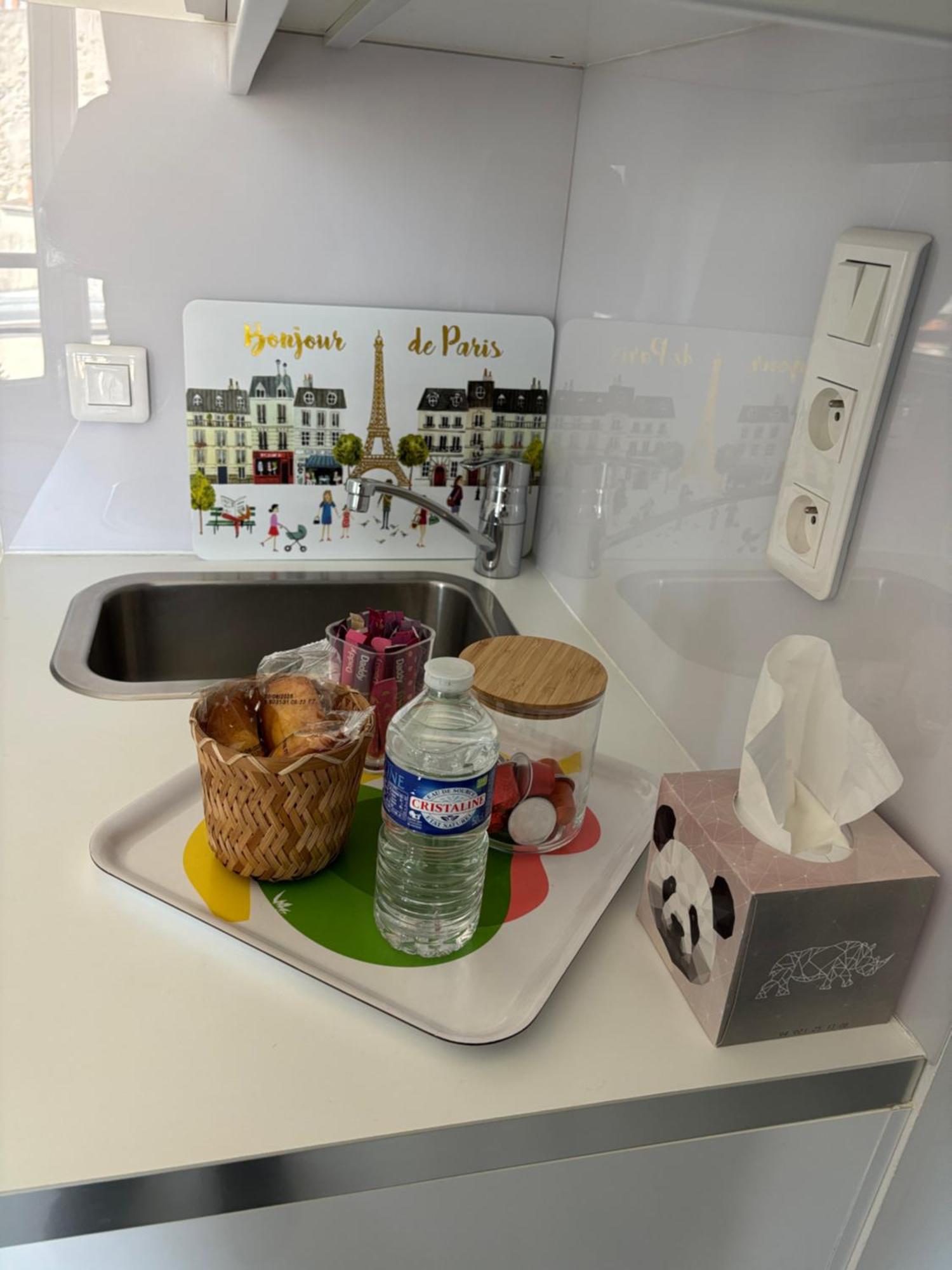 17 - Coeur Batignolles - Beau 10 M2 -110 Sqf - Etat Neuf - Calme - Ideal Personne - Single Occupancy Parijs