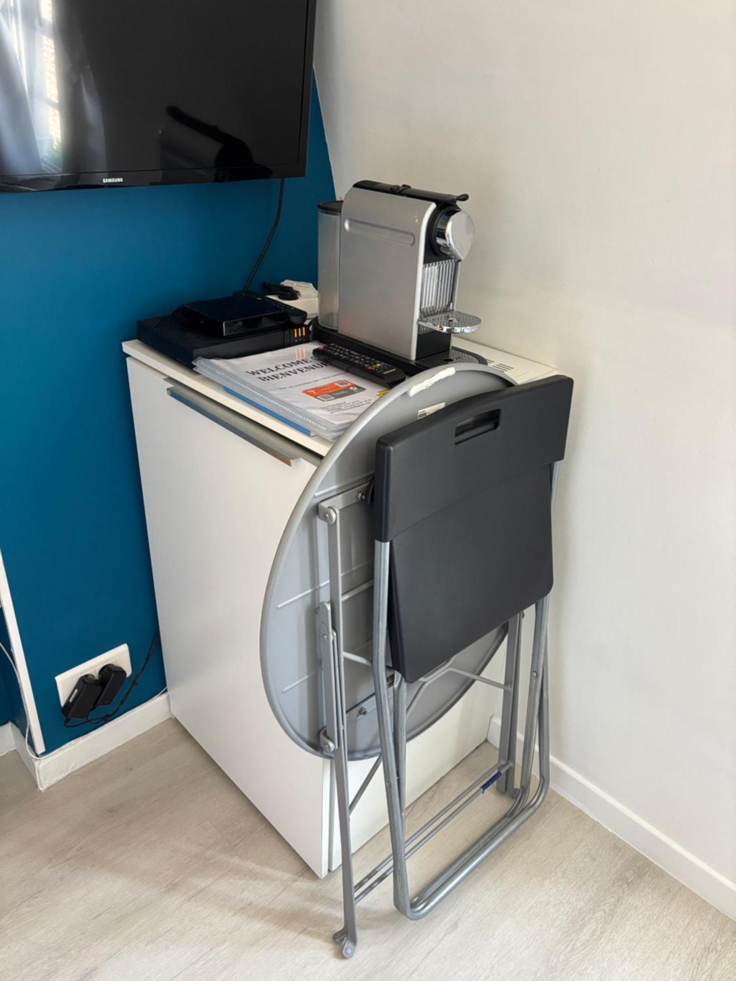 17 - Coeur Batignolles - Beau 10 M2 -110 Sqf - Etat Neuf - Calme - Ideal Personne - Single Occupancy Appartement *