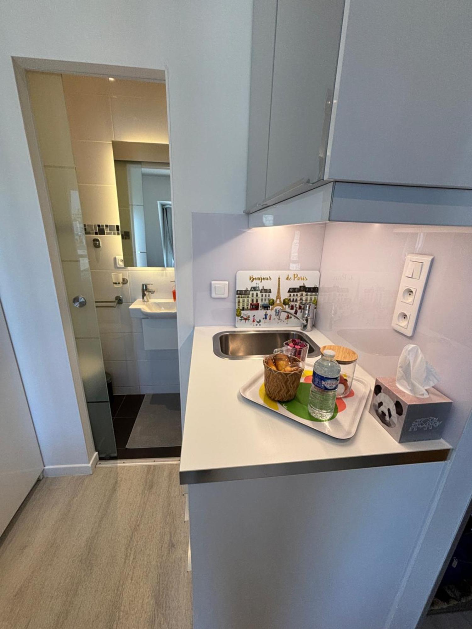 Appartement 17 - Coeur Batignolles - Beau 10 M2 -110 Sqf - Etat Neuf - Calme - Ideal Personne - Single Occupancy Parijs